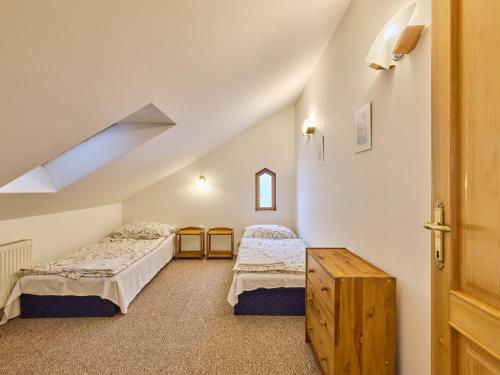 una camera con due letti e una porta in legno di Apartment Apartmán 2 by Interhome a Janské Lázně
