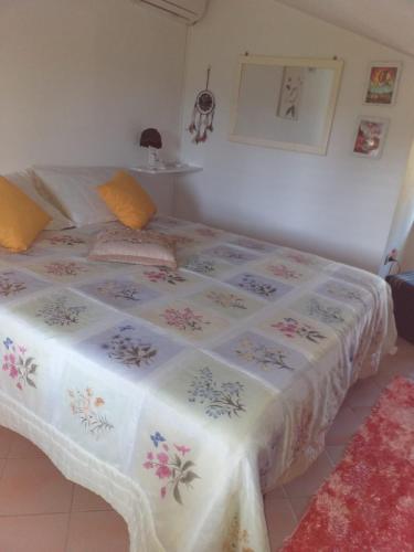 Una cama en una habitación con una manta blanca. en La Villetta, en Olmedo