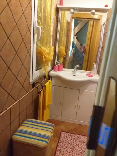 bagno con lavandino e specchio di La Villetta a Olmedo