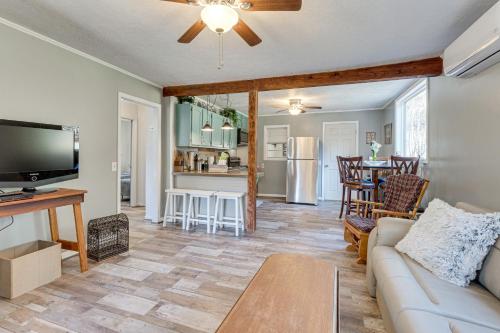 Foto dalla galleria di Lovely Smoky Mountain Cottage with Deck and Views! a Topton