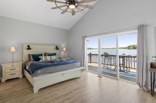 1 dormitorio con cama y vistas al agua en Landmark Lakehouse - luxury living in PLX, en Akron