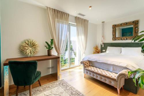 une chambre avec un lit, un bureau et une fenêtre dans l'établissement Luxury Villa Nice, à Nice