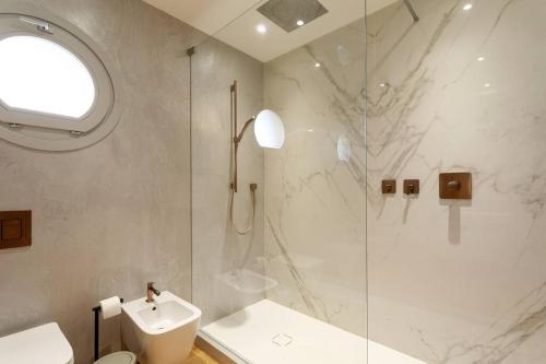 une salle de bain avec une douche, des toilettes et un lavabo dans l'établissement Luxury Villa Nice, à Nice
