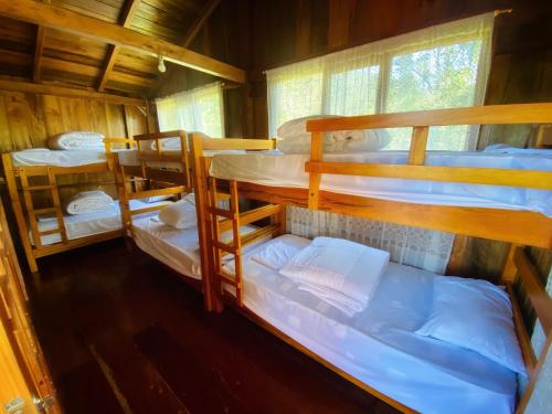 Palanda nebo palandy na pokoji v ubytování Inti Mindo Hostel
