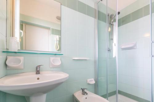 Koupelna v ubytování Hotel Luana