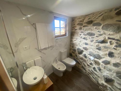 uma casa de banho com um WC e um lavatório em Casa Rosmaninho - Izei em Chaves