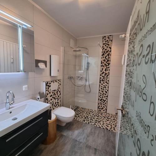 Ένα μπάνιο στο Maberg Ferienwohnung auf Scheid