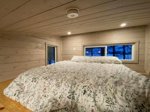 a bedroom with a bed in a room at Little Cabin in the Pines in Chatsworth