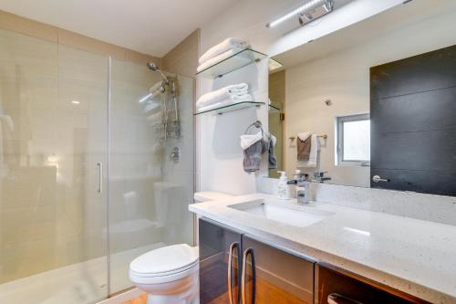 ein Bad mit einem Waschbecken, einem WC und einer Dusche in der Unterkunft Modern Tukwila Vacation Rental Near Airport! in Tukwila