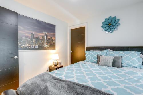 ein Schlafzimmer mit einem blauen Bett und einer Stadt in der Unterkunft Modern Tukwila Vacation Rental Near Airport! in Tukwila