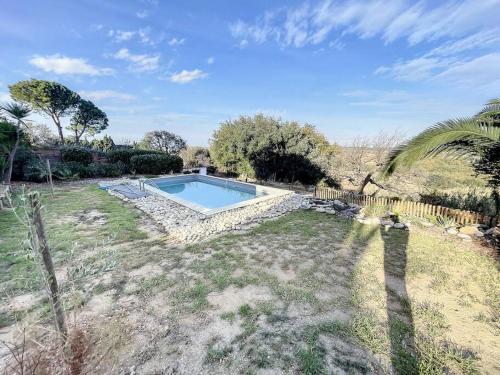 une piscine dans une cour clôturée dans l'établissement 3160-Maison avec piscine avec 8 couchages, à Banyuls-dels-Aspres