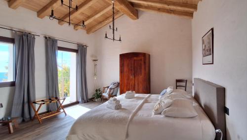 Agriturismo La Pina في Tarzo: غرفة نوم بسرير كبير ونافذة كبيرة