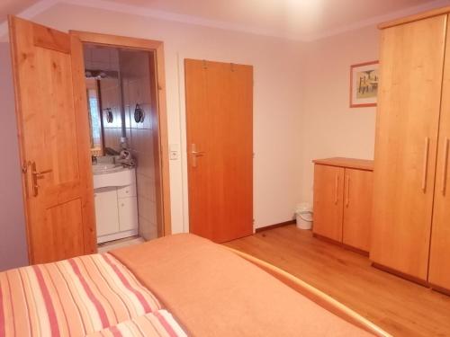 Una cama o camas en una habitación de Fanningerwirt Holzer