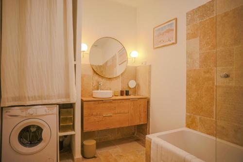 a bathroom with a washing machine and a mirror at Cocon à Toulon proche de l'Arsenal. 10mn à pied du centre in Toulon