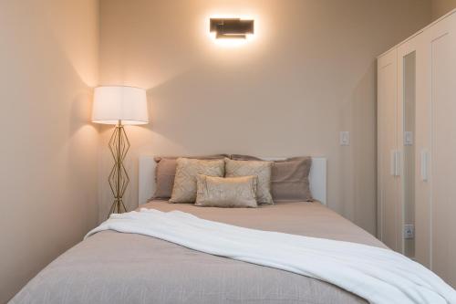 um quarto com uma cama com um candeeiro em Beautiful place with a great location, free parking, WiFi & large TV. em Federal Way