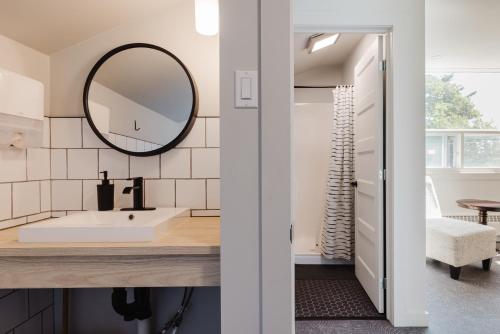 a bathroom with a sink and a mirror at Villa de Brome in Lac-Brome