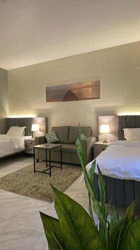 pokój hotelowy z łóżkiem i kanapą w obiekcie شقق ثمانين بارك1 w mieście Chamis Muszajt