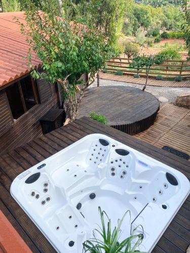 a bath tub sitting on top of a wooden deck at Vale do Laranjal in Setúbal