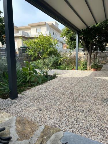 a walkway with gravel and a house in the background at Silver House in Asímion