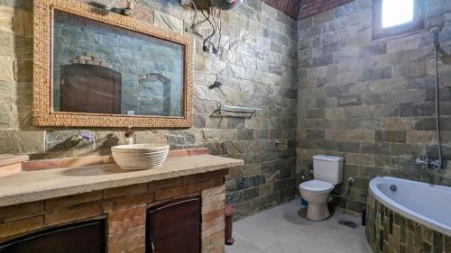 La salle de bains est pourvue d'un lavabo, d'une baignoire et de toilettes. dans l'établissement Yasmine Guest House, à Louxor