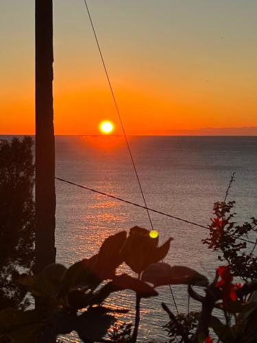 a sunset over the ocean with the sun in the sky at La CONCHIGLIA Bed & Breakfast in Camogli