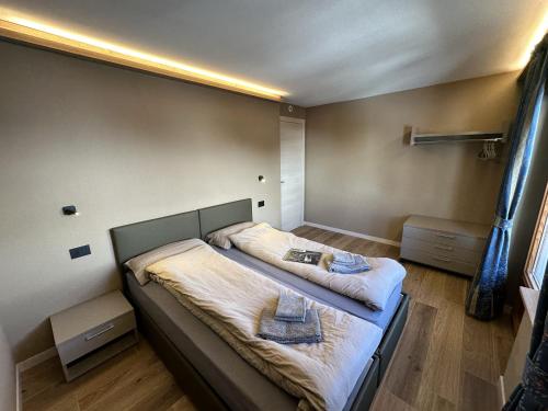 een slaapkamer met een bed met twee handdoeken erop bij La Sorgente Appartamento Martin in Livigno