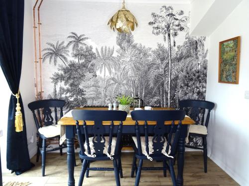 comedor con papel pintado de palmera en Havana House - Luxury Property Near Harbour en Weymouth