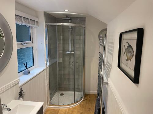 eine ebenerdige Dusche im Bad mit Waschbecken in der Unterkunft Drift Cottage - Fisherman's Cottage Brixham harbour in Brixham