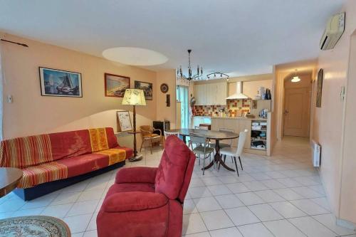 un salon avec un canapé et une table dans l'établissement Isi, à Valras-Plage