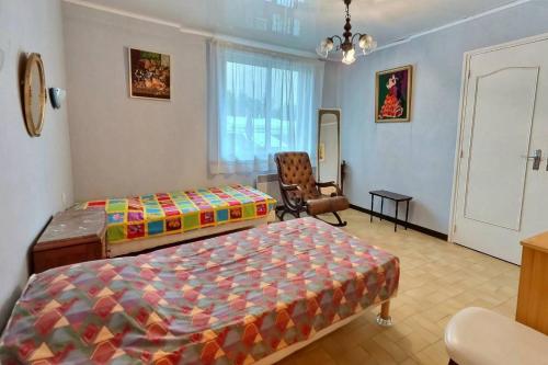 une chambre avec un lit et une chaise dans l'établissement Isi, à Valras-Plage