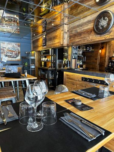- un restaurant avec une table et des verres à vin dans l'établissement la Montagnette les marmottes STUDIO maison en travaux de 10h a 17h, à Moutiers