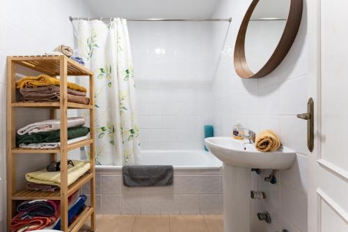 een badkamer met een wastafel, een toilet en een bad bij Stunning Sea Views Penthouse in La Cala de Mijas