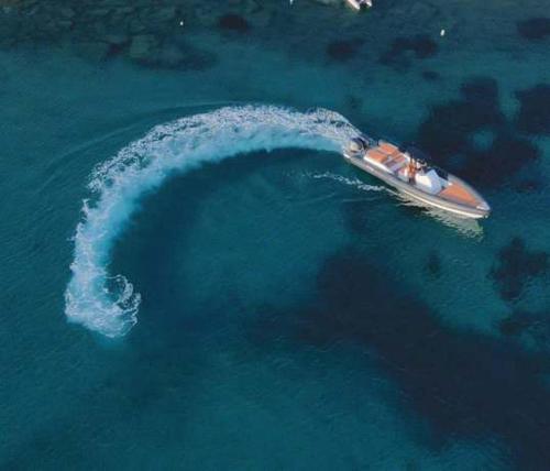 un barco en medio del agua en Elite Power Ribs en Mykonos ciudad