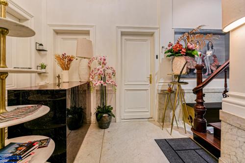 una habitación con flores en un mostrador y una escalera en LePalaisduSud en Amberes