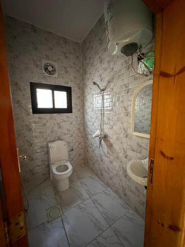 a bathroom with a toilet and a sink at شقة مؤثثة , 10د بالسيارة و 20د مشياً للحرم in Al Madinah