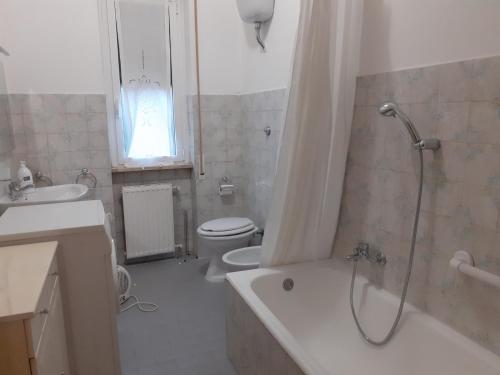 Un baño con ducha, inodoro y lavabo. en Gabry's, en Roma