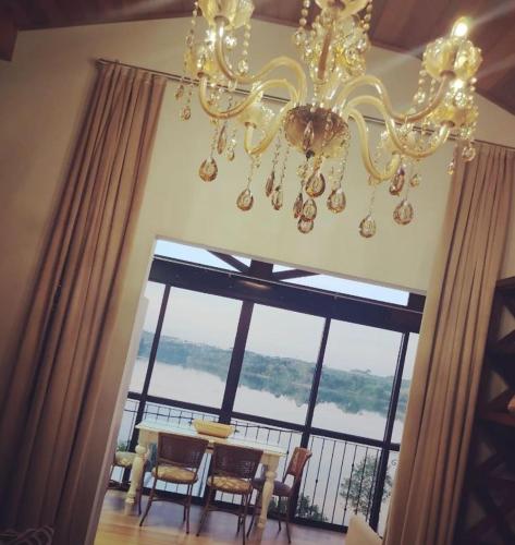 a chandelier in a room with a large window at Laggus Residencial Náutico in Ferraria