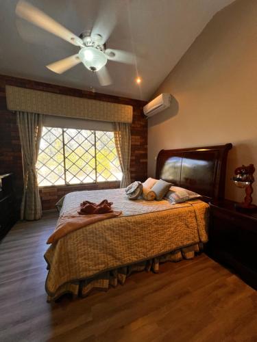 1 dormitorio con 1 cama y ventilador de techo en Casa familiar en Boquete, en Boquete