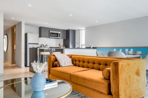 a living room with a couch and a kitchen at JVM 421, in Polanco by Blueground in Mexico City