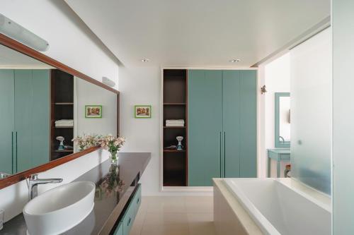 Bathroom sa Casa Home - Ocean Melody - Beach Front 3br Apartment