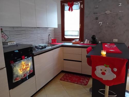 a kitchen with a stove and a tv in it at Appartamento Martina in Rapolano Terme