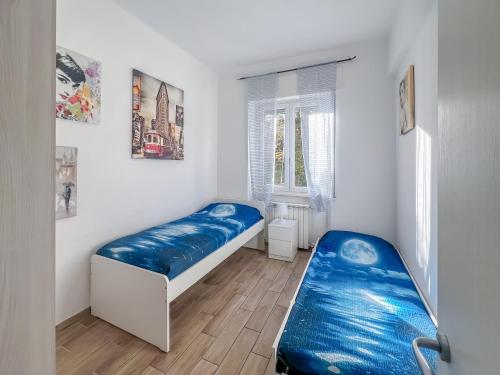 a bedroom with two beds and a window at Happy House in Savona