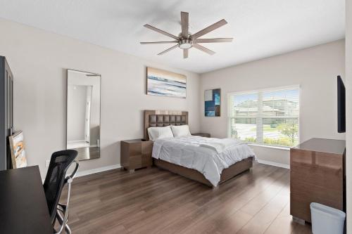 una camera con letto e ventilatore a soffitto di Luxurious Tampa Bay Area Home in Serene Community! a Riverview