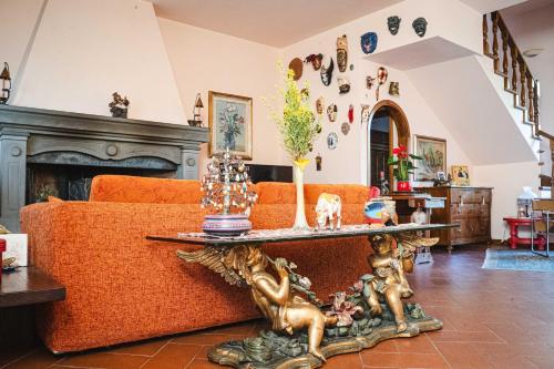a living room with a couch and a table at B&B Colle Vignoni in Barberino di Mugello