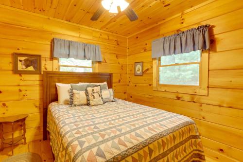 Tempat tidur dalam kamar di Forested McCaysville Cabin on Fightingtown Creek!