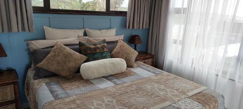 um quarto com uma cama com almofadas em Ramsgate Ocean View em Margate