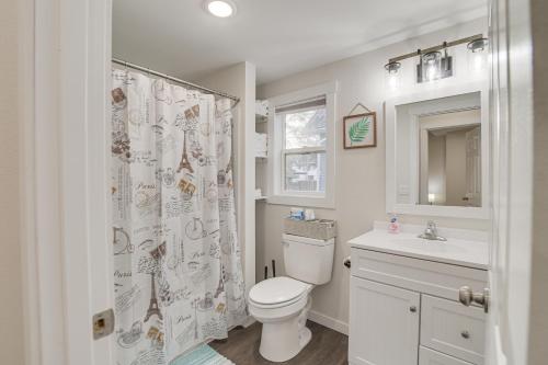 Baño blanco con aseo y lavamanos en Updated Home Less Than 1 Mi to Downtown Fargo! en Fargo