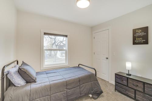1 dormitorio con cama, ventana y vestidor en Updated Home Less Than 1 Mi to Downtown Fargo! en Fargo