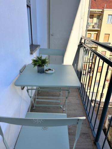 a blue table on the balcony of a building at Bon Bon del Centro no Ztl a due passi da Piazza Alfieri in Asti