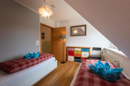 Schlafzimmer im Dachgeschoss mit 2 Betten und einer Kommode in der Unterkunft DHH 7 Haus am Wiesengrund in Prerow